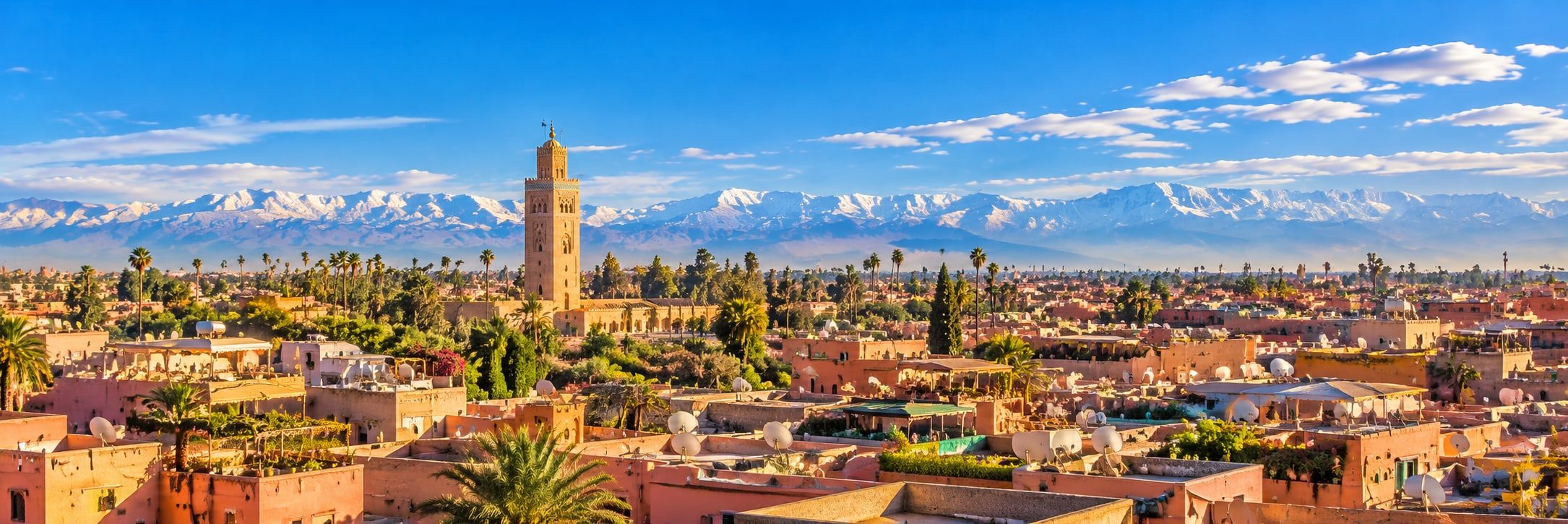 Marrakech et le minaret de la Koutoubia, avec l’Atlas enneigé à l’horizon